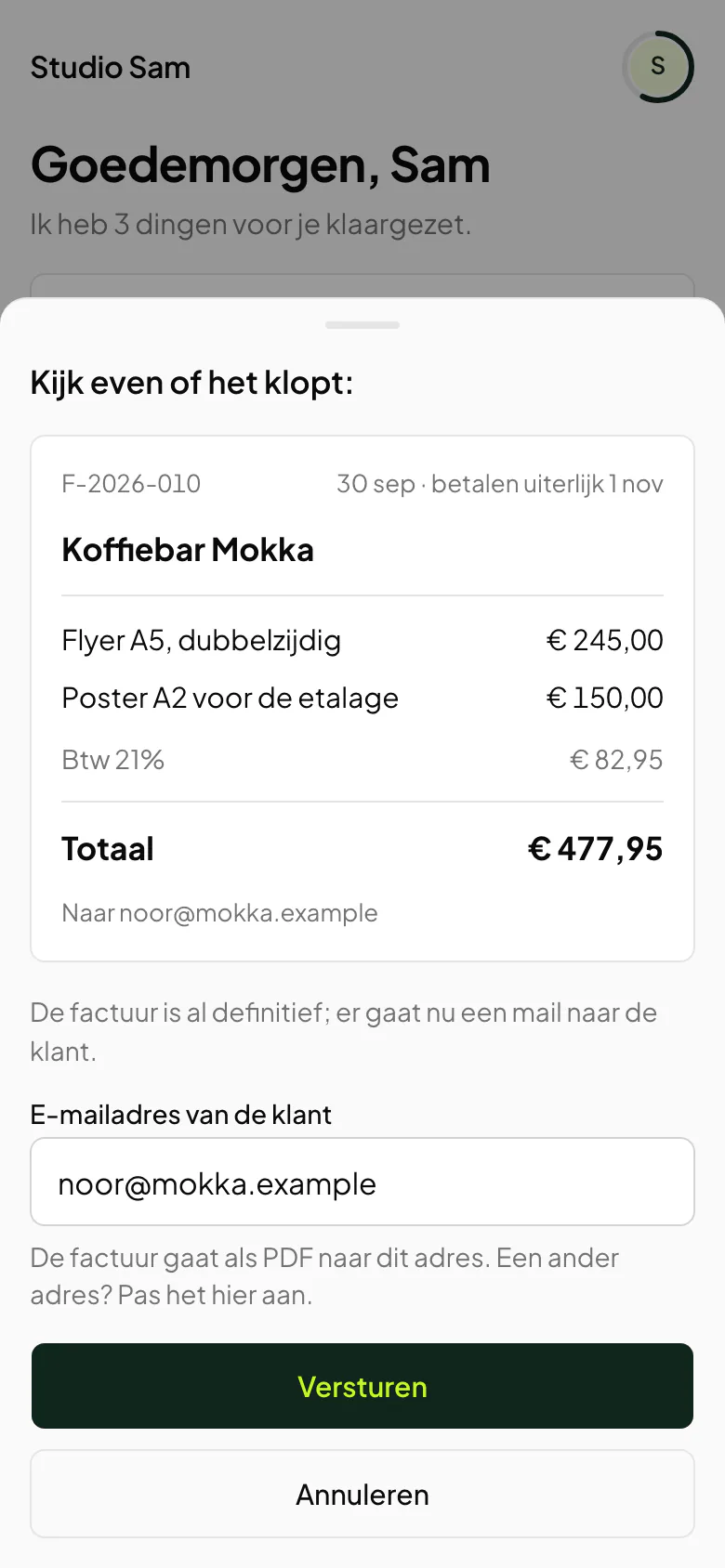 Het controlescherm “Kijk even of het klopt:” voor factuur F-2026-010 aan Koffiebar Mokka: twee regels, btw 21%, totaal € 477,95, het e-mailadres van de klant en de knop Versturen.
